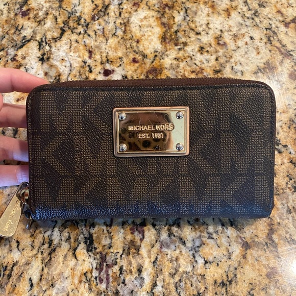 Authentic Michael Kors Wallet - Picture 1 of 4